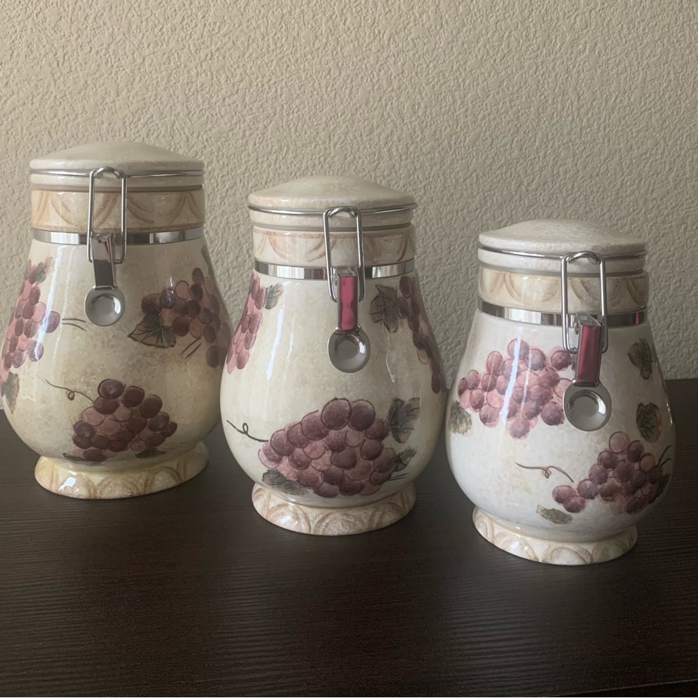 Oneida Veneto Grapes & Vines
Porcelain Ceramic Canister Set